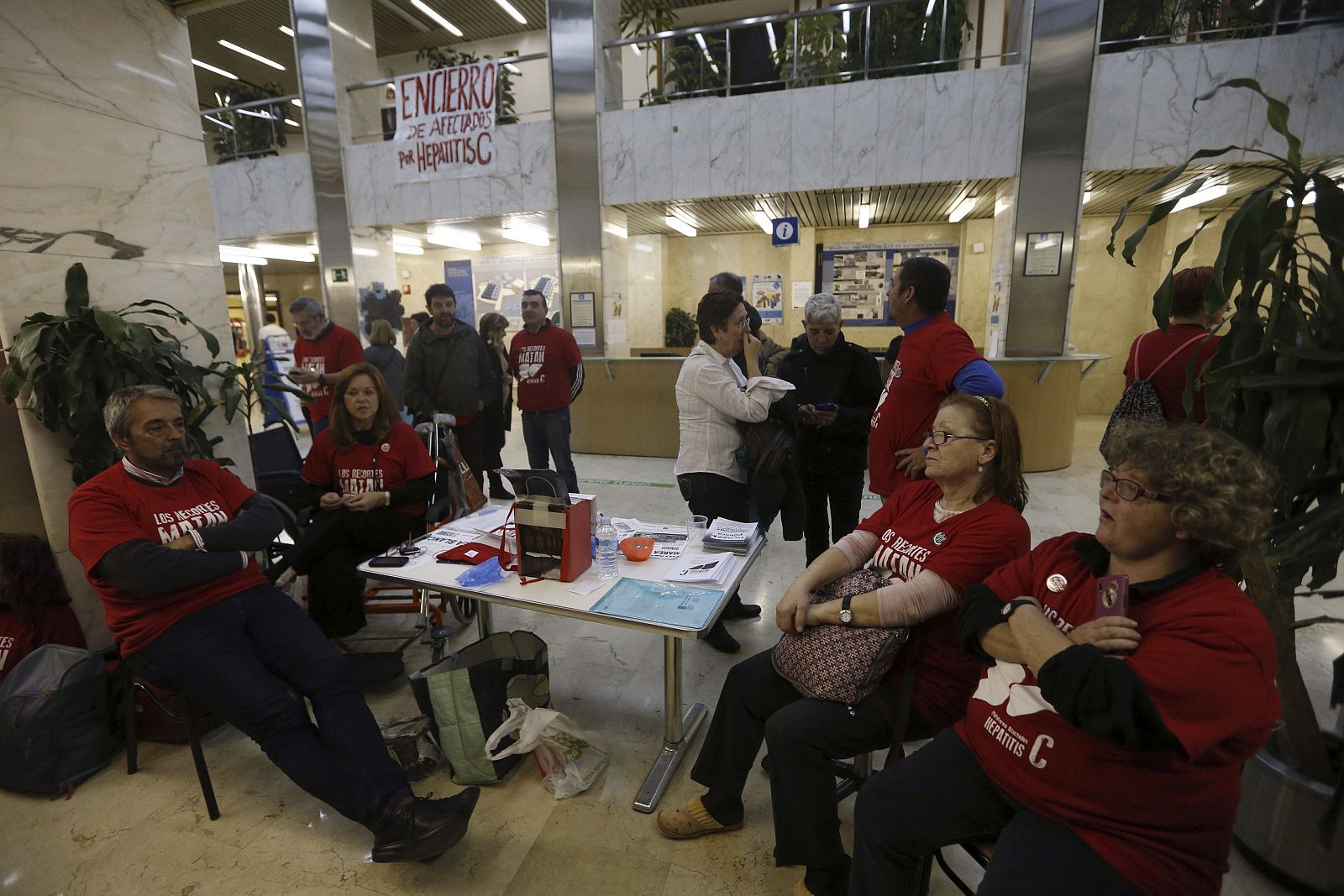 Enfermos de hepatitis C se encierran para pedir medicación para los más graves