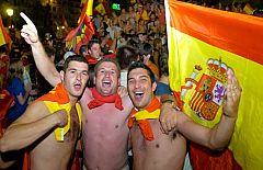 Cientos de miles de españoles celebran el título en las calles