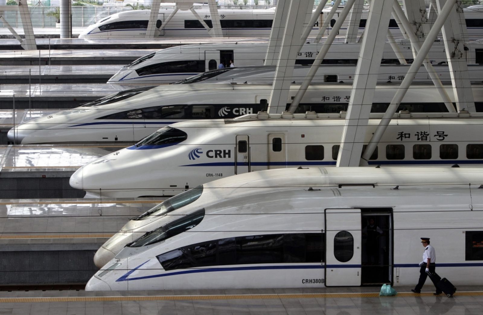 Varios trenes de CNR y CSR en una estación en China