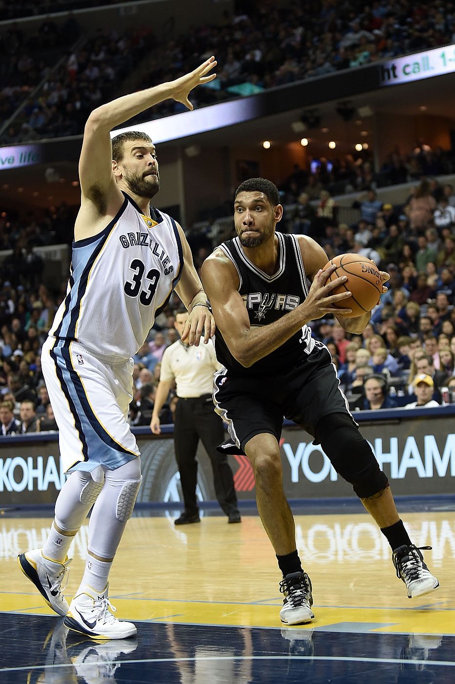 Marc Gasol trata de frenar el avance de Tim Duncan durante el partido.