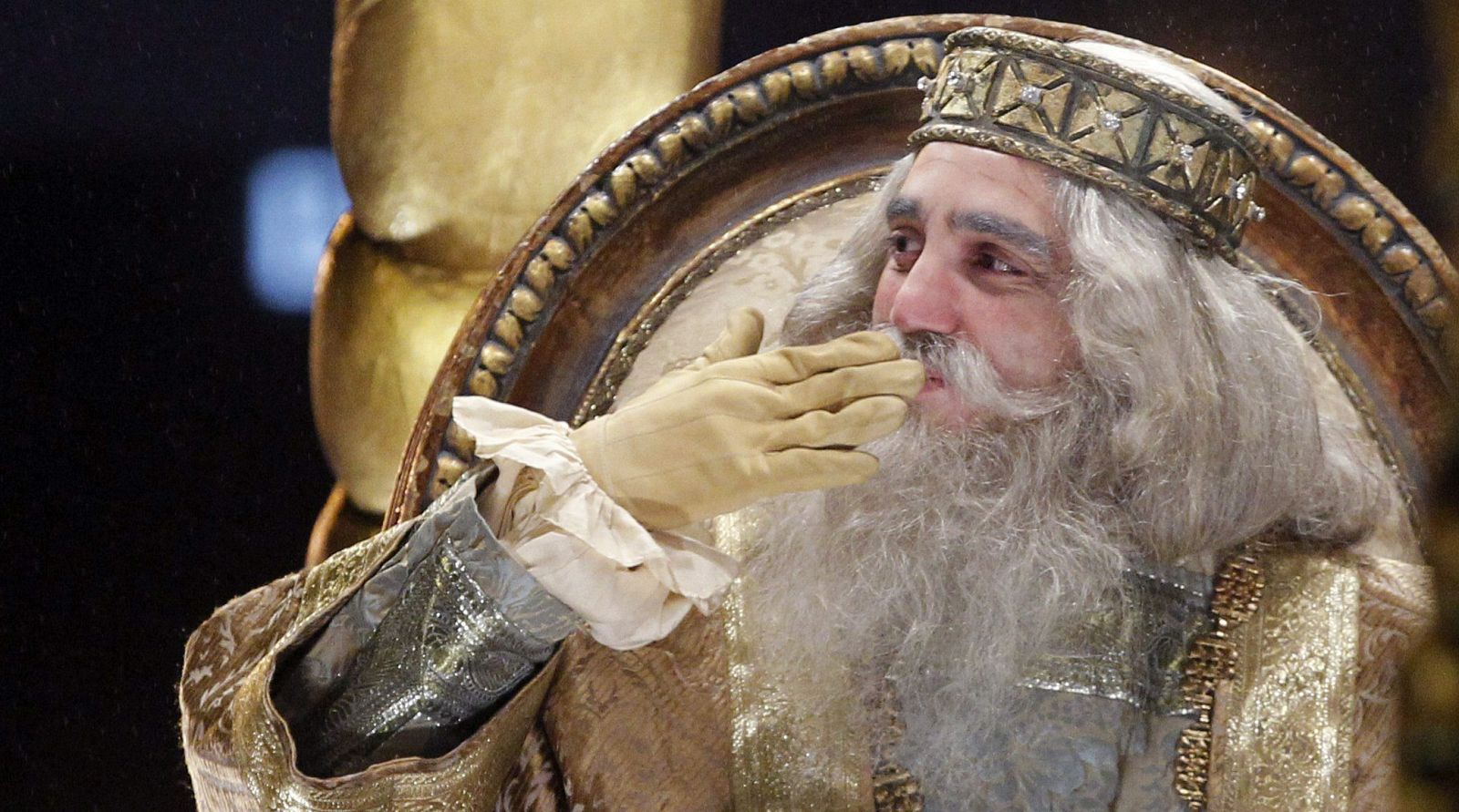 El Rey Melchor saluda a su llegada a Madrid en 2014