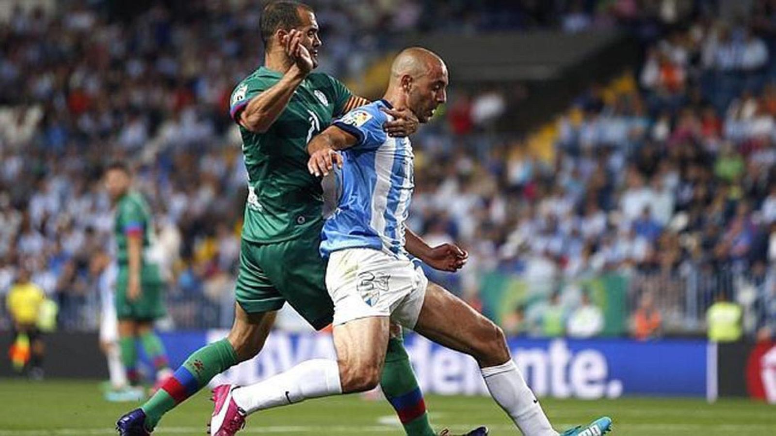 El defensa Juanfran trata de hacerse con el balón durante el partido.