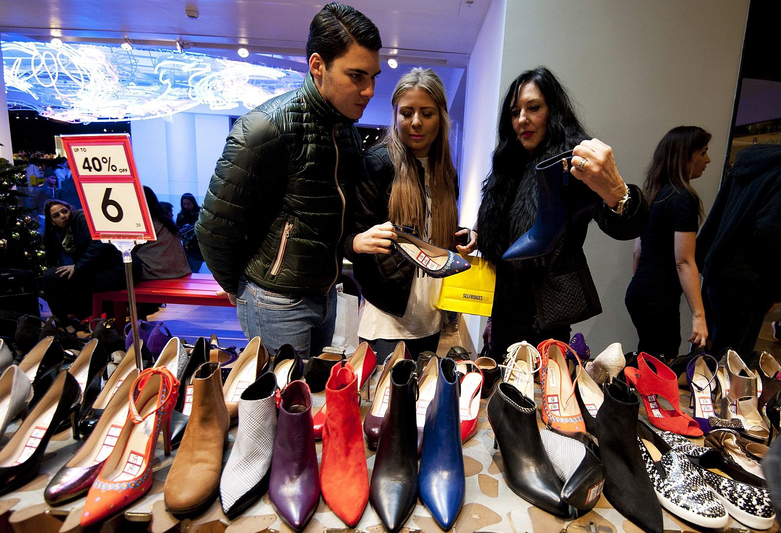 MILES DE PERSONAS DESAFÍAN AL FRÍO AL INICIO DE LAS REBAJAS EN EL REINO UNIDO