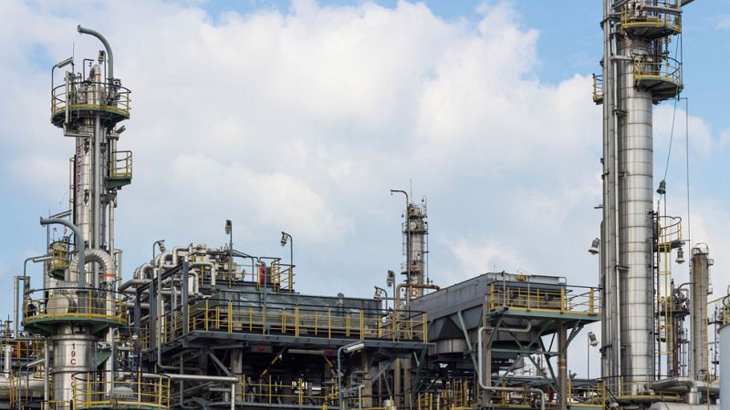 El precio del barril de petróleo Brent baja de 50 dólares por primera vez desde mayo de 2009