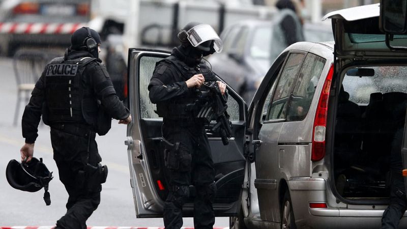 Muere una policía municipal en un ataque terrorista en el sur de París