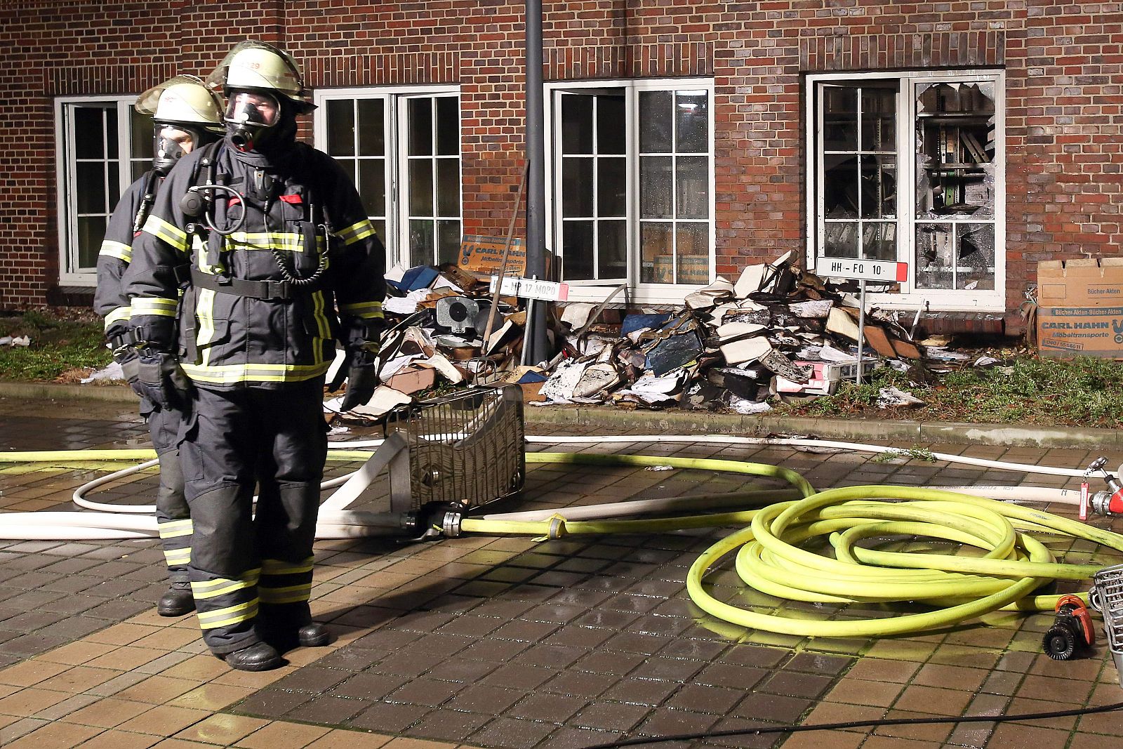 Bomberos en la sede del periódico 'Hamburger Morgenpost' que ha sido atacada