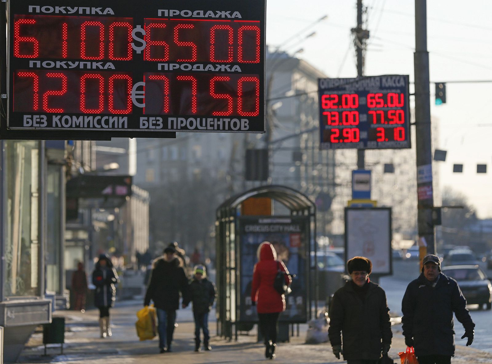 Calle de Moscú con carteles que muestran los tipos de cambio del rublo