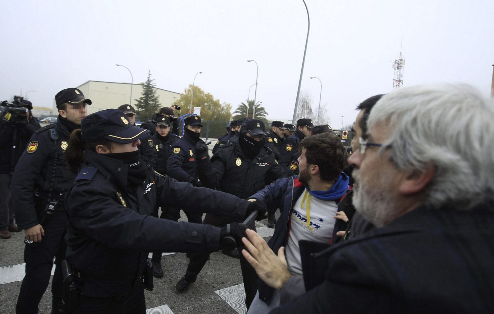 Forcejeo entre la Policía y los trabajadores despidos por Coca-Cola y concentrados en la planta de Fuenlabrada