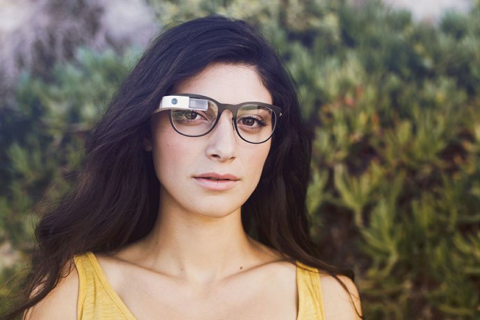 Una chica llevando las Google Glass Explorer.