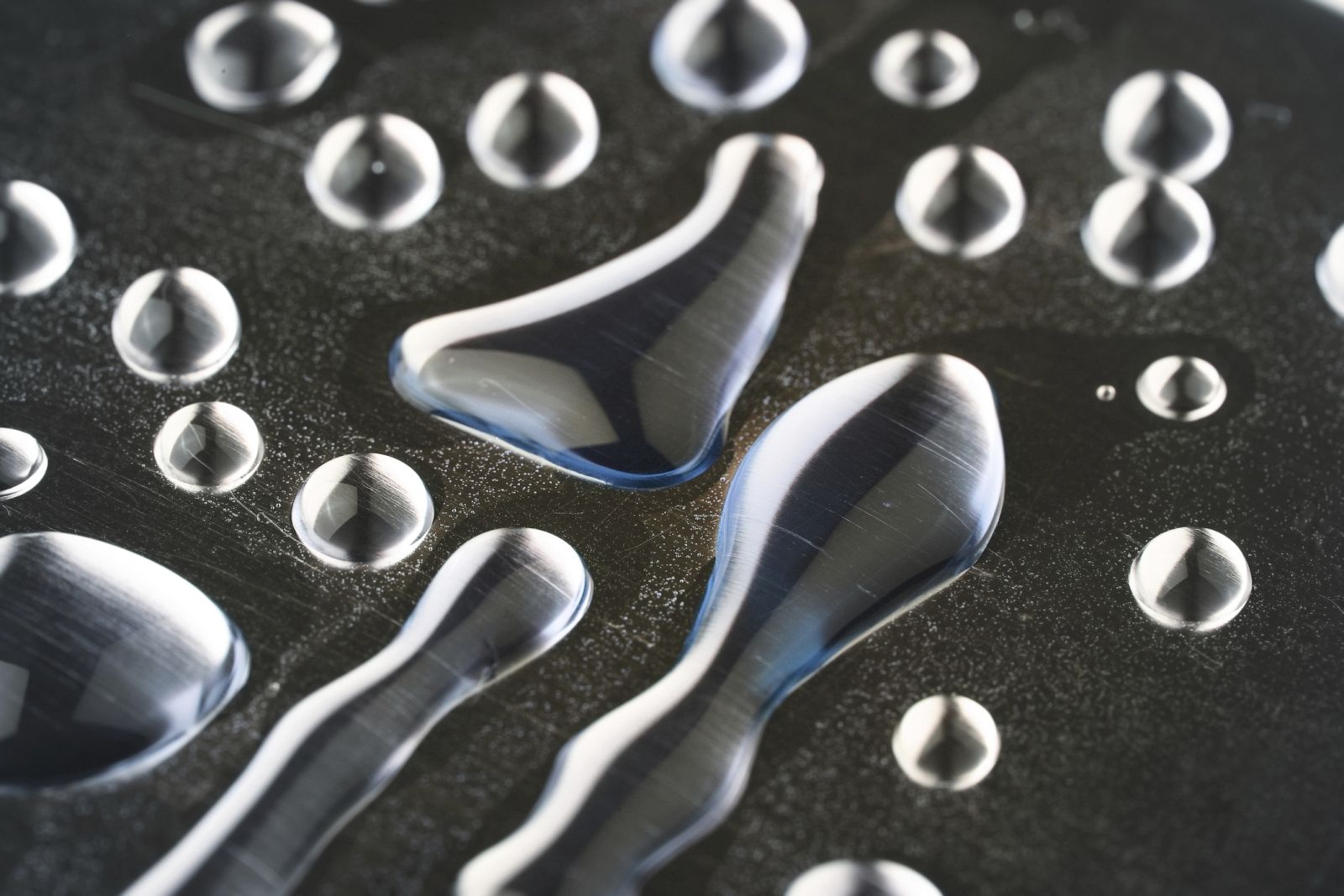 Gotas de líquido sobre el metal.