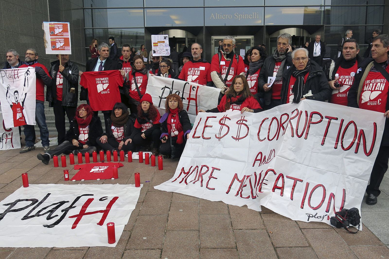 La plataforma de afectados por la hepatitis C se concentra ante el parlamento Europeo