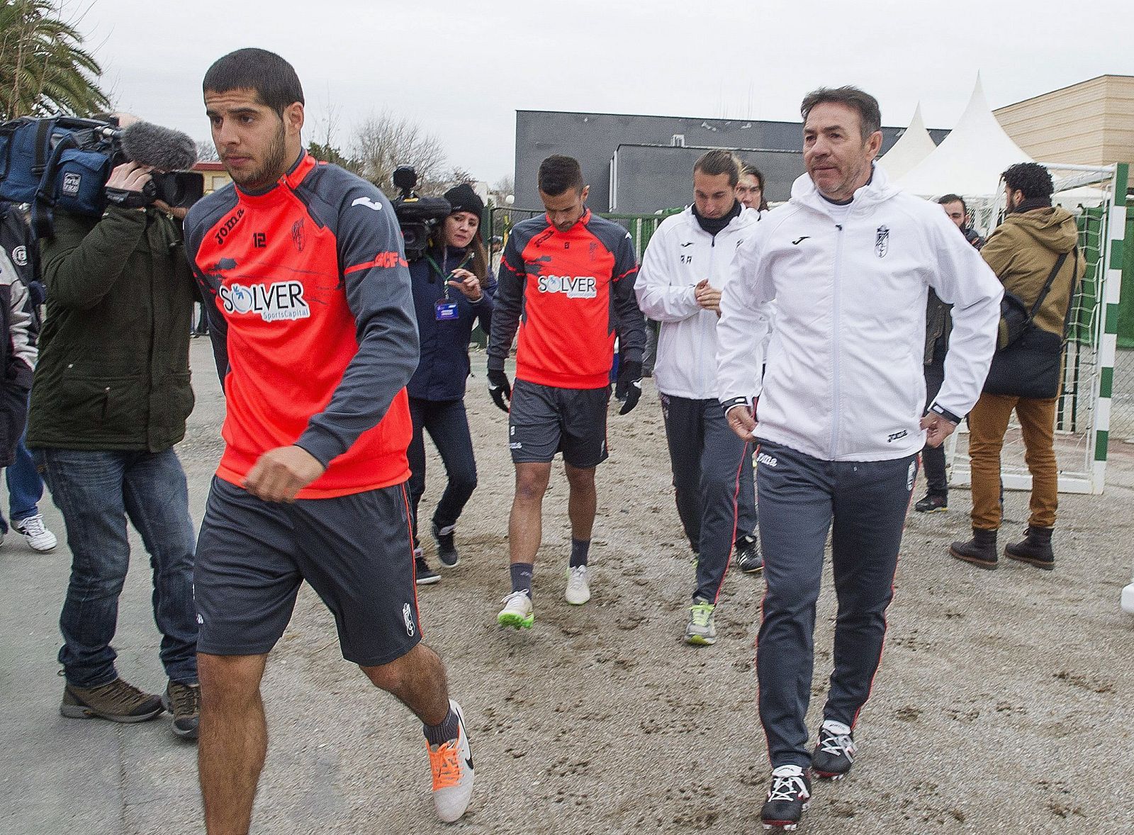 El técnico Abel Resino (d) y el argentino Enmanuel Insua (i) durante el primer entrenamiento del Granada tras el fichaje de Resino.