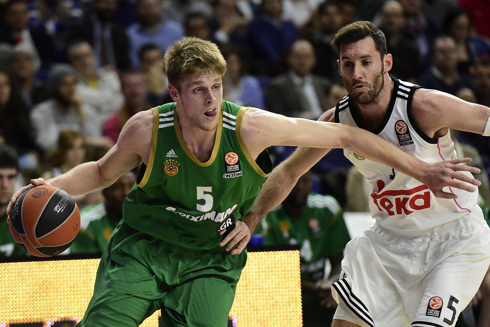 Vasileios Charalampopoulos, del Panathinaikos, pugna con Rudy Fernández, del Madrid