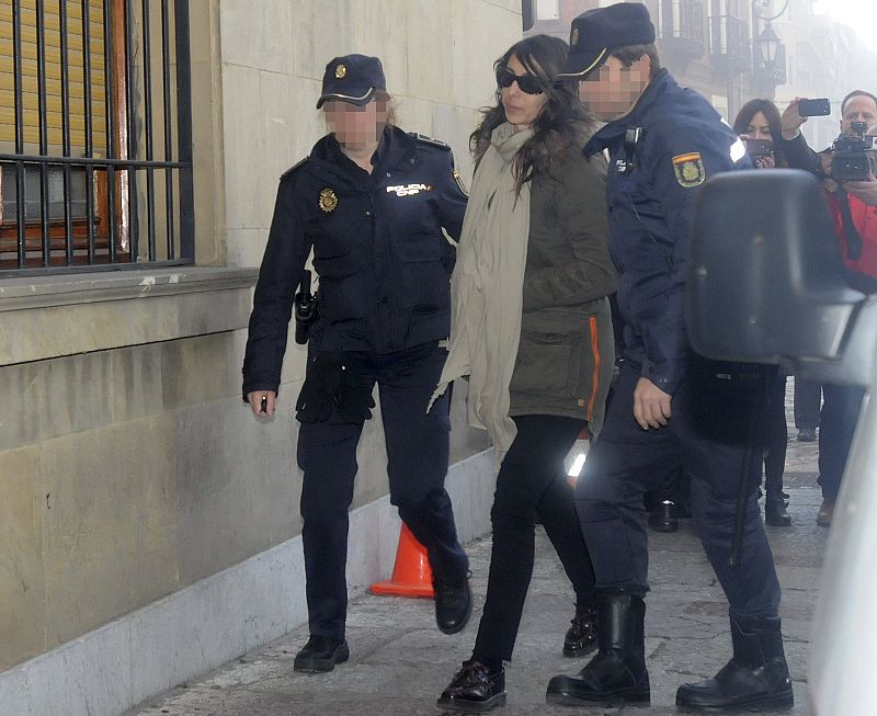 Abandona la prisión la policía imputada por la muerte de Isabel Carrasco tras pagar la fianza