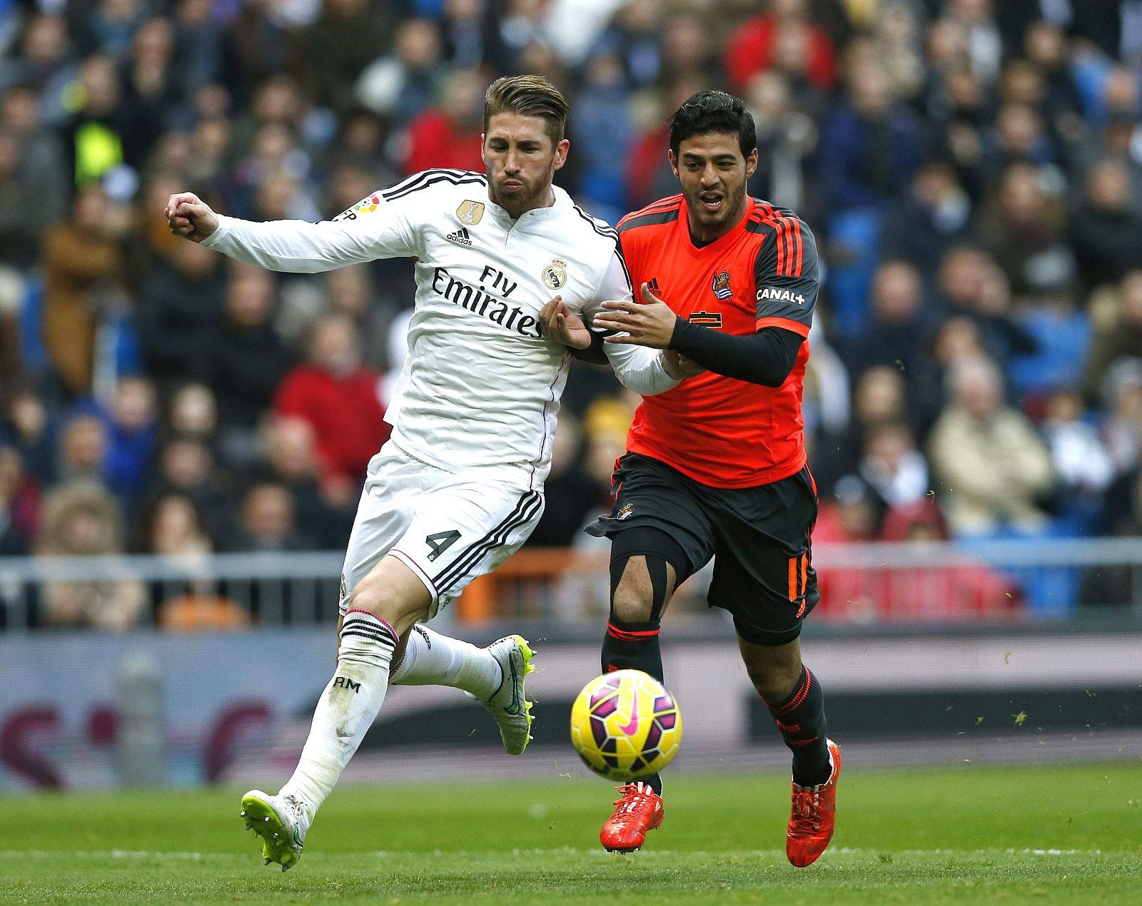 El delantero mexicano Carlos Vela (d), en el úñtimo partido de Liga ante el Madrid.