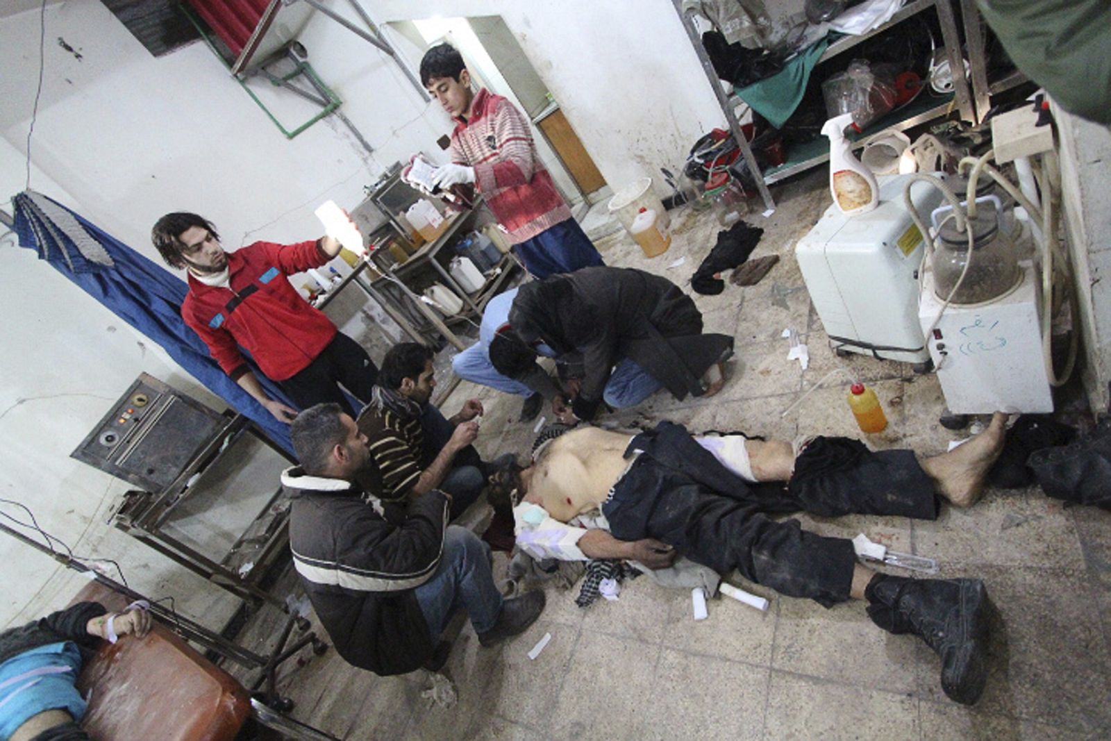 Un civil herido recibe asistencia médica en un hospital de campaña en Damasco