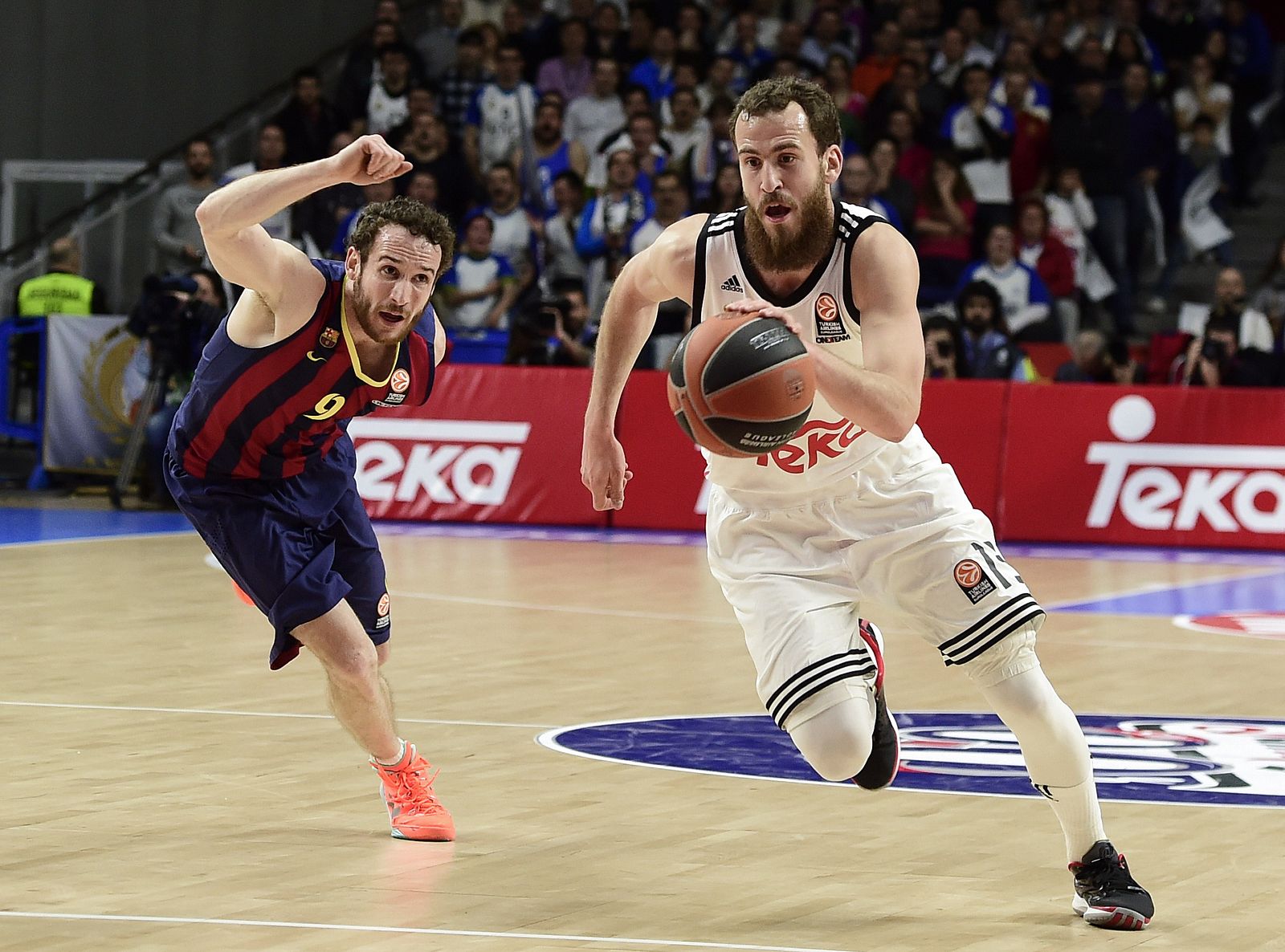 Sergio Rodríguez se va de Marclinho Huertas durante el partido.