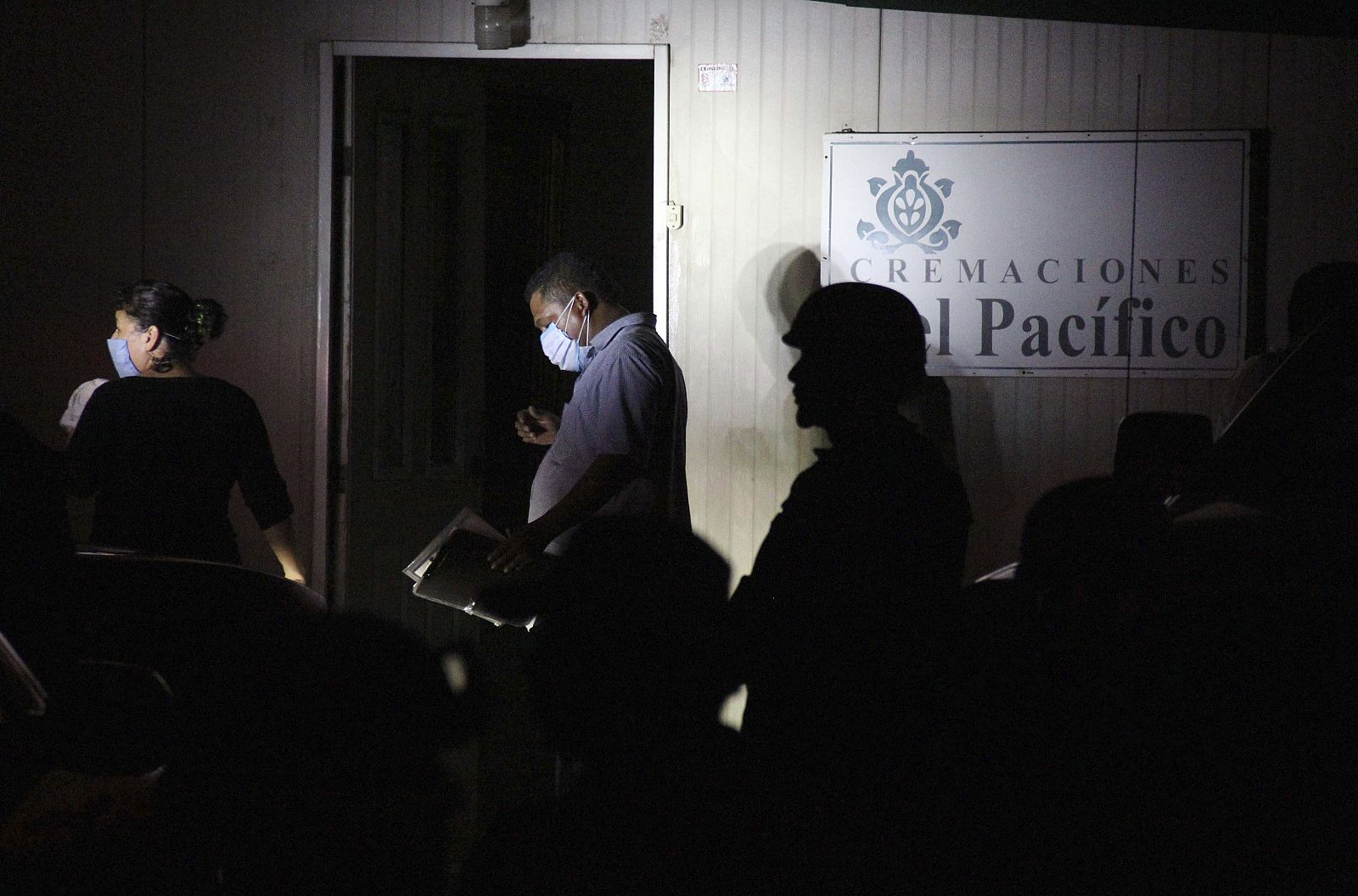 Policías ministeriales y expertos forenses recogen información en el sitio donde fueron hallados un total de 61 cadáveres en un crematorio abandonado en el balneario mexicano de Acapulco