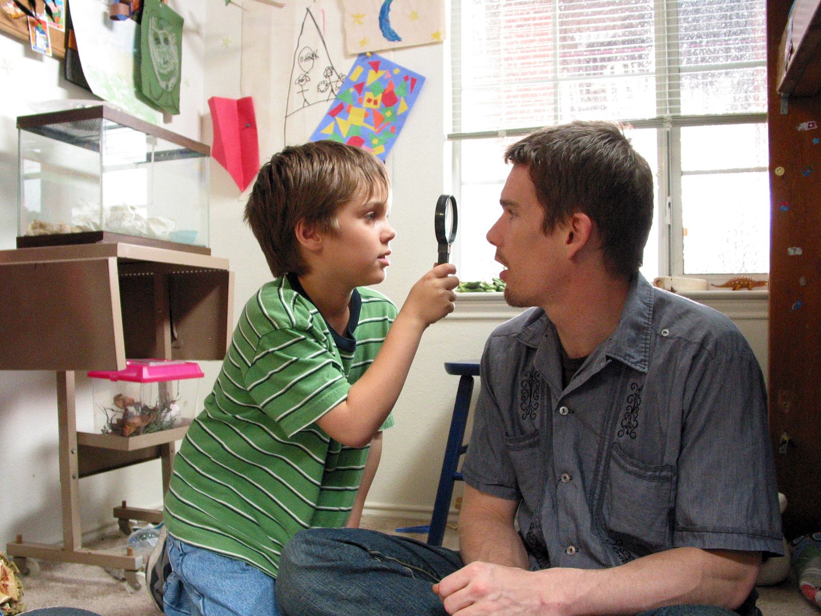 Una escena de 'Boyhood' con Ethan Hawke y Ellar Coltrane de niño.