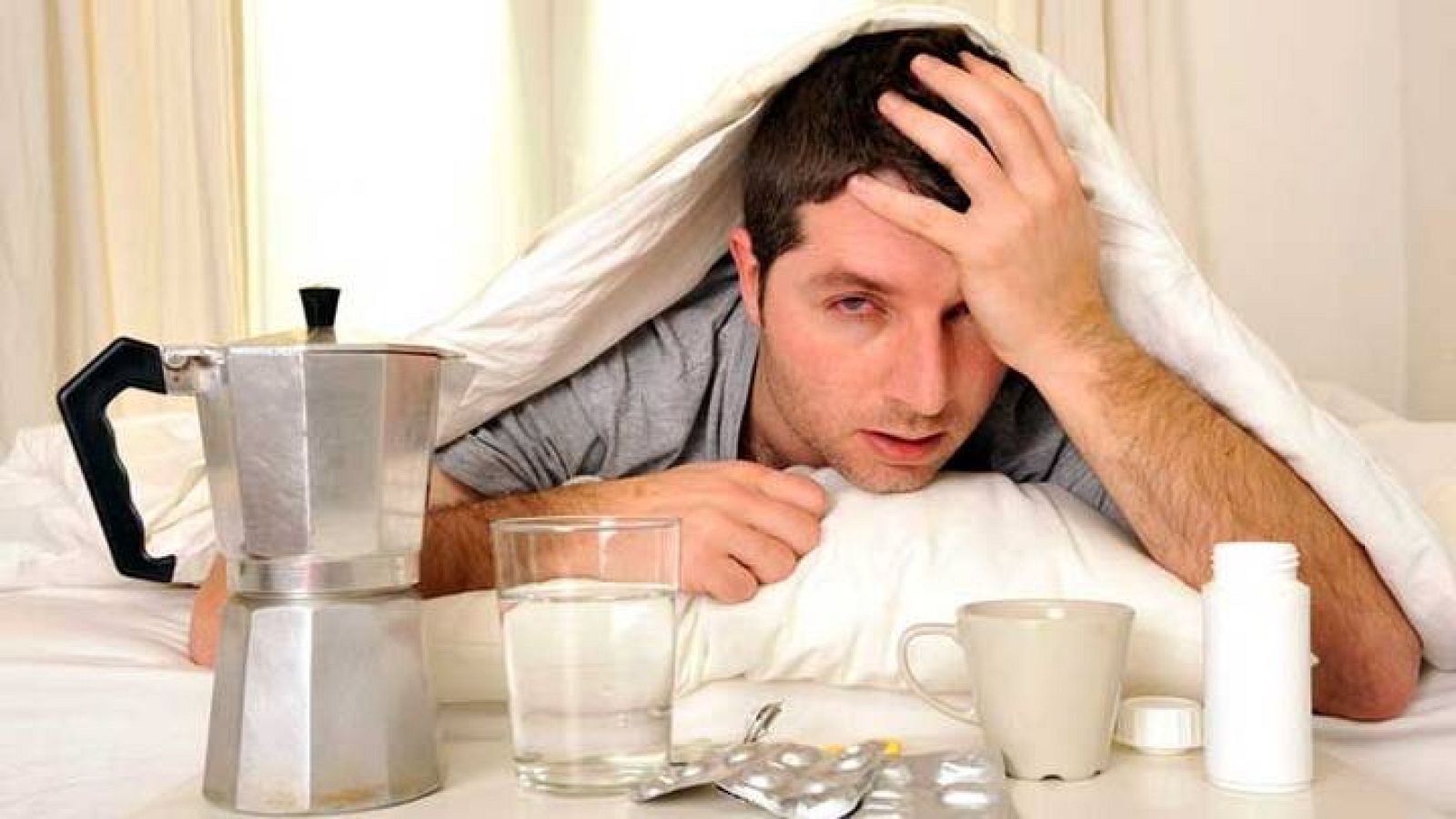 laika-resaca fotolia-p  Café, vitamina B6, comer cinco almendras, infusión de ortigas, zumos de cítricos, un vaso de leche y otros remedios de la abuela y de internet no parecen tener efecto. O al menos no hay estudios que lo demuestren