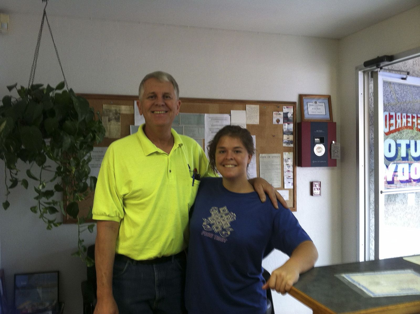 Fotografía de archivo de la cooperante, Kayla Mueller, de 26 años, posando junto con su padre Carl Mueller