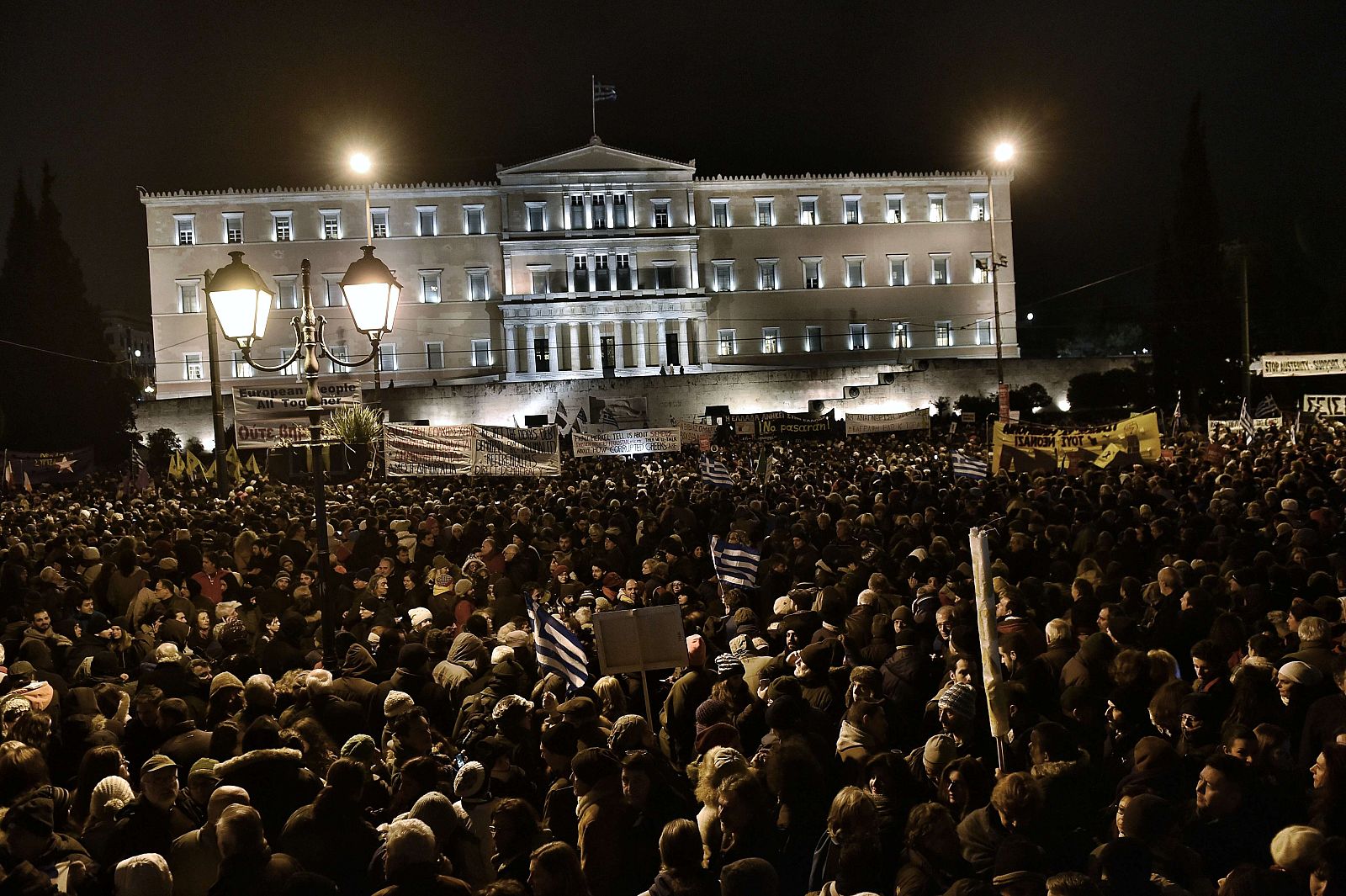 Manifestación en Atenas en apoyo al Gobierno frente a la sede del parlamento
