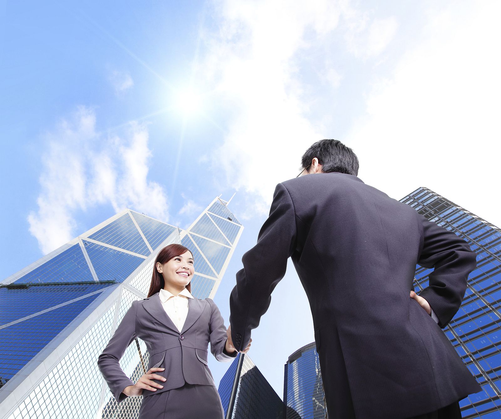 Una alta ejecutiva saluda a un colega