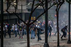 Varias marchas y enfrentamientos marcan el primer aniversario de la ola de protestas en Venezuela
