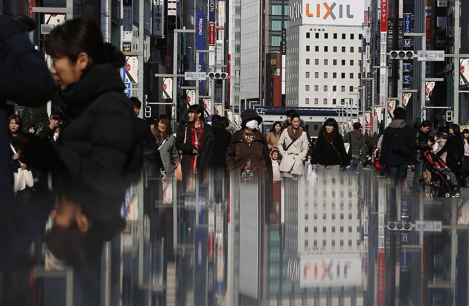 Transeúntes en una de las calles del barrio comercial de Tokio