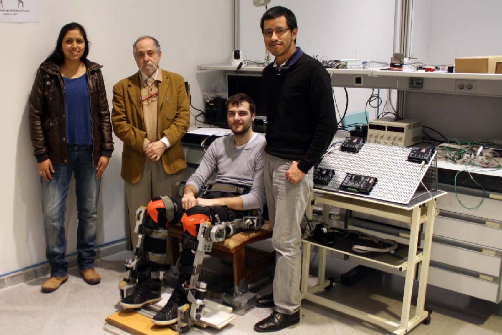 Daniela Miranda, Juan López, Antonio Hernández y Carlos Alberto Díaz mostrando el prototipo de exoesqueleto.