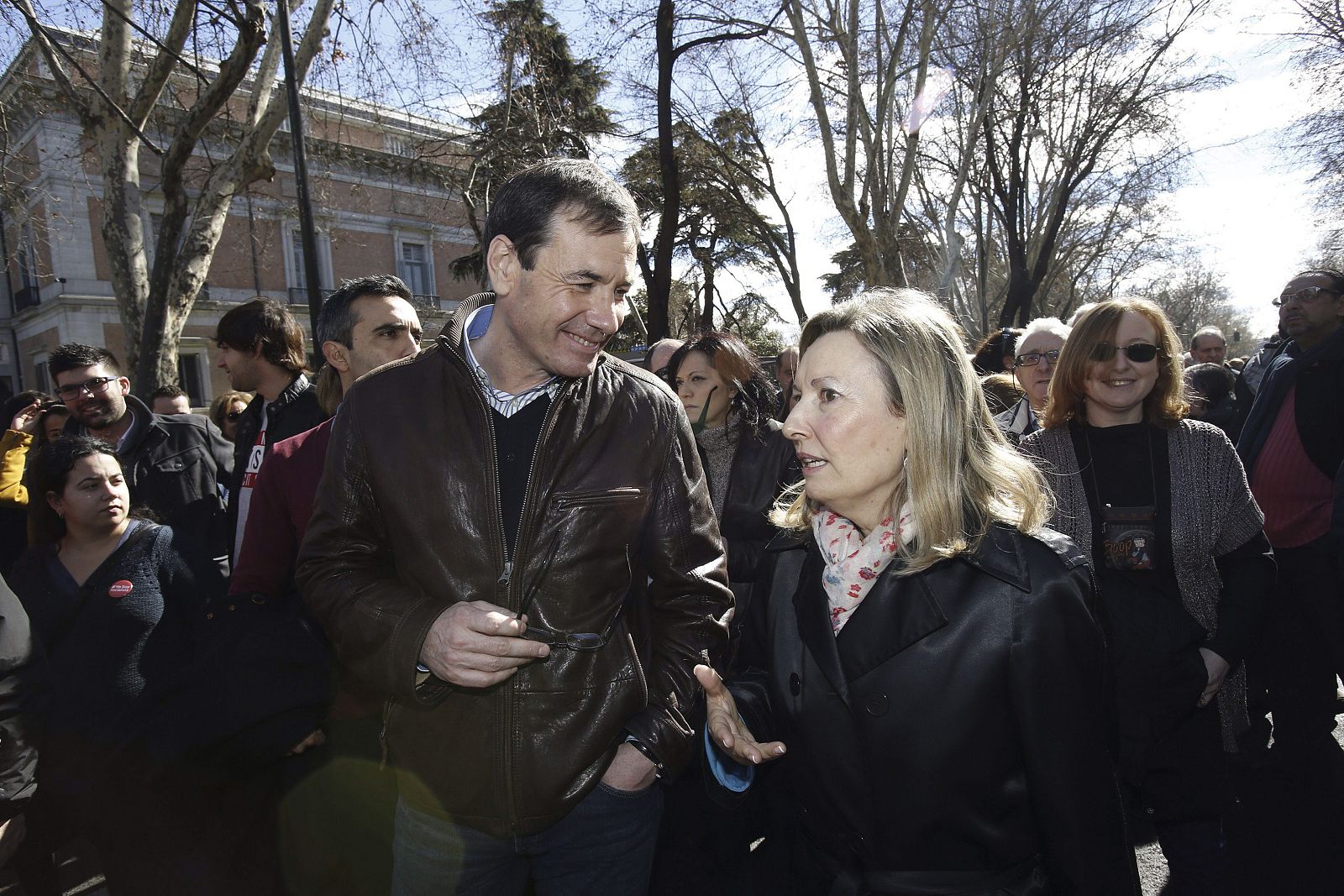 Amparo Valcarce (d) y Tomás Gómez en la marea blanca de este domingo