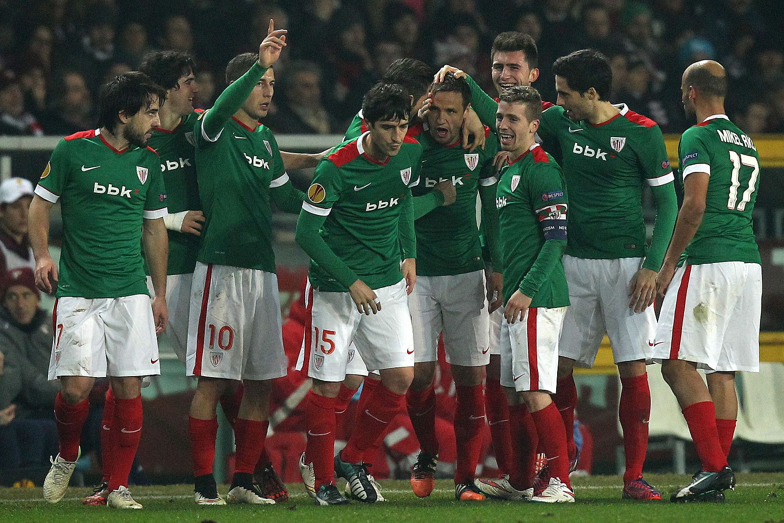 Los jugadores del Athletic celebran el gol de Gurpegui.