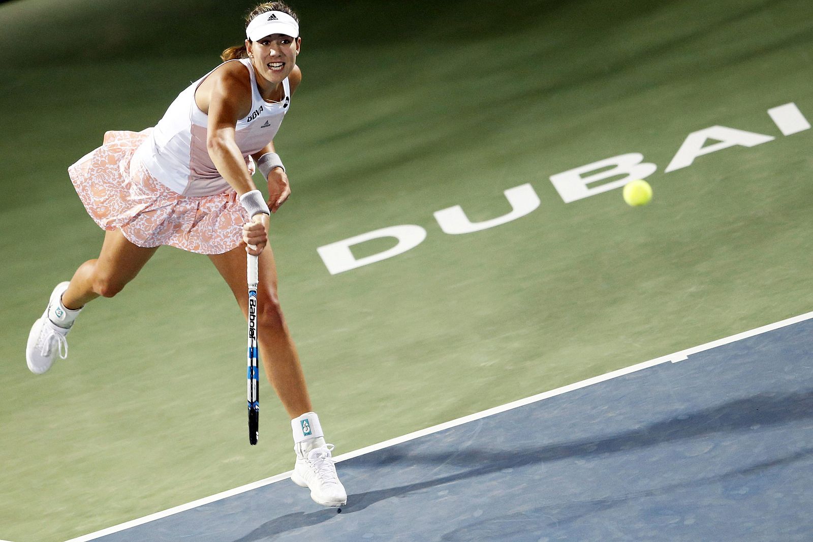 La tenista española Garbiñe Muguruza sirve una bola a la checa Karolina Pliskova.