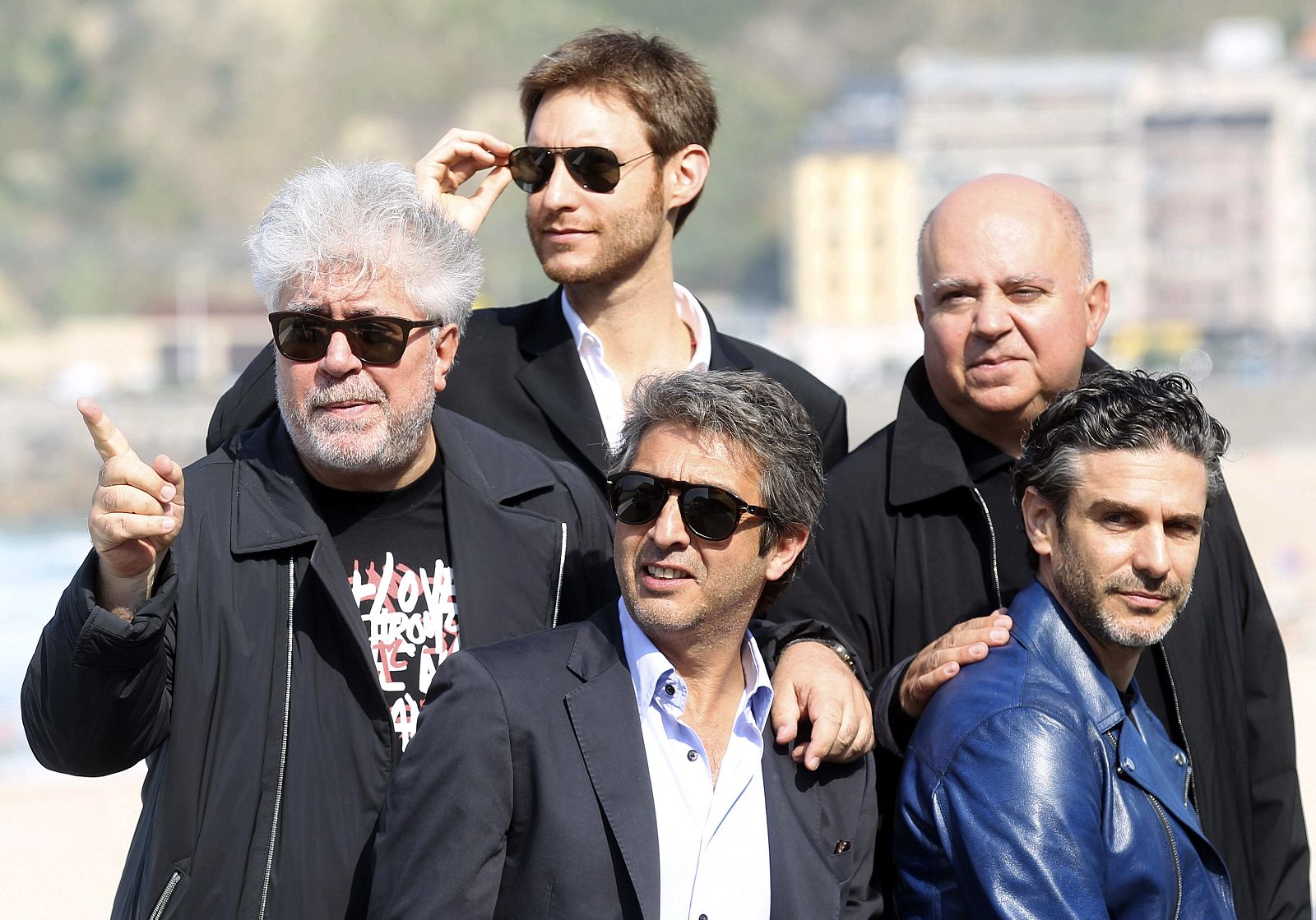 Los productores, Pedro Almodóvar, y su hermano Agustín, posan junto al realizador Damián Szifrón y los actores Ricardo Darín  y Leonardo Sbaraglia.