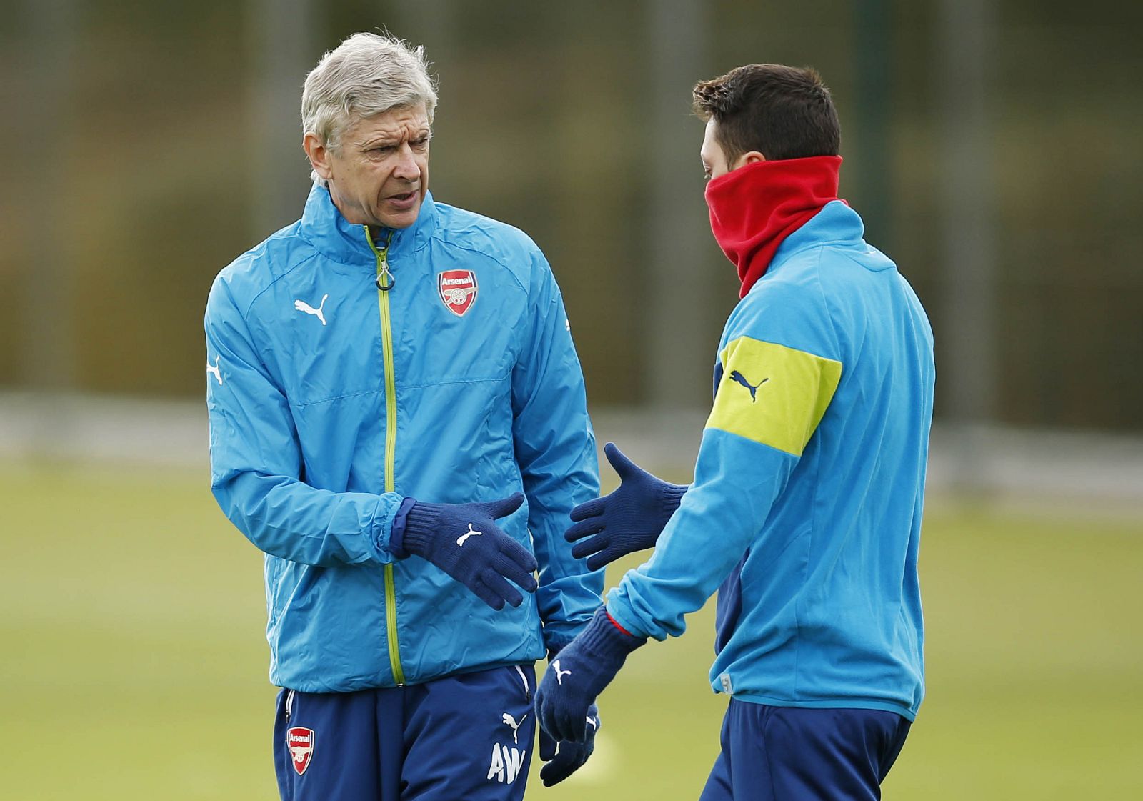 Imagen de Arsene Wenger hablando con Özil durante el entrenamiento.