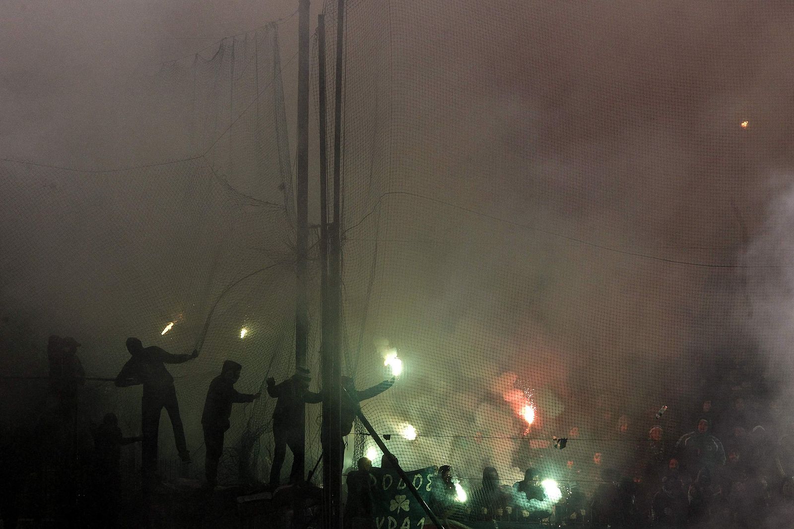 Imágenes de los incidentes en el pasado Panathinaikos - Olympiacos