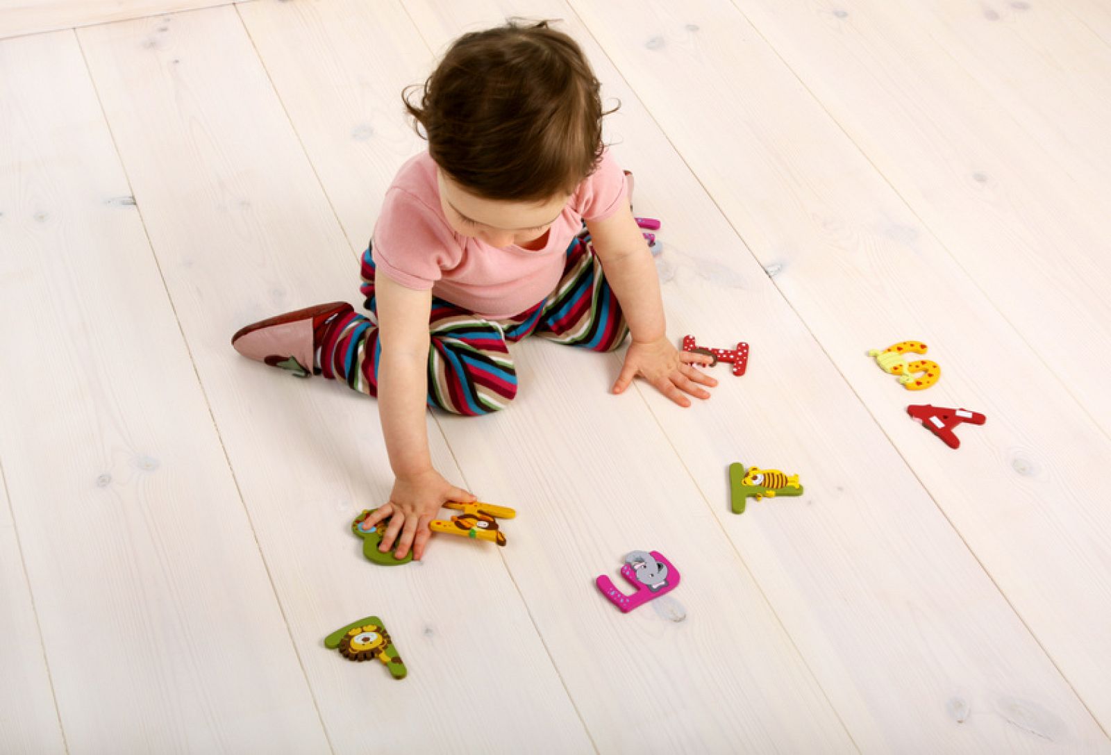 . Alrededor del año y medio de vida es cuando un bebé articula su primera palabra, sin embargo, su relación con el lenguaje comienza mucho antes