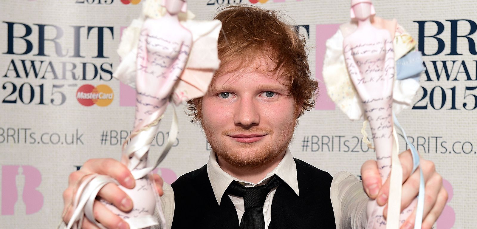 Ed Sheeran en los premios Brit  tras ganar los galardones a mejor artista y mejor álbum del año.