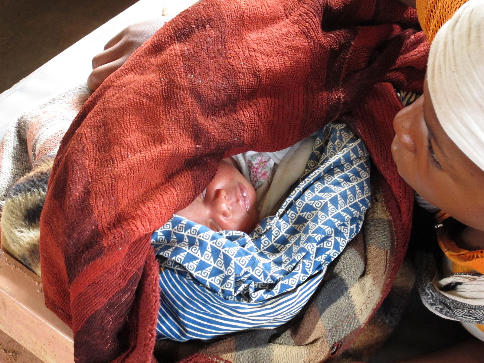 Una mujer acuna a su hijo recién nacido en el Hospital de Kalonge, en Kivu Sur.