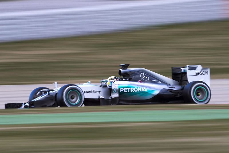 Hamilton mantiene a los Mercedes como los más rápidos por segundo día seguido