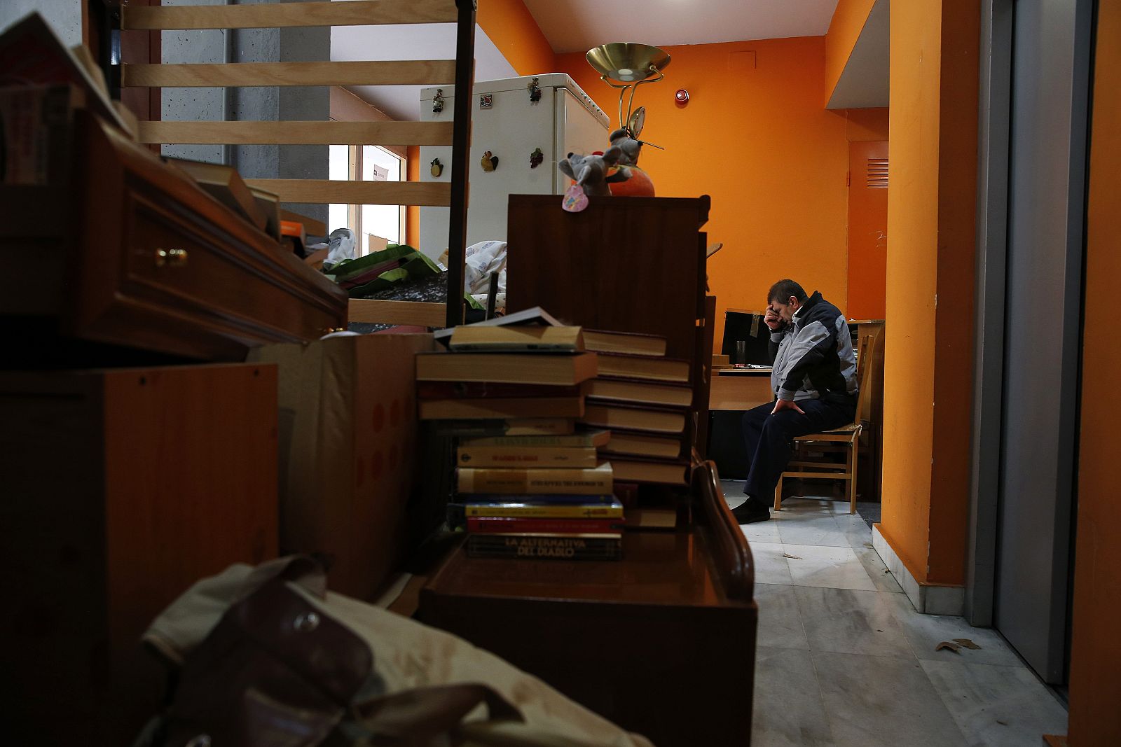 Un hombre, junto a sus enseres domésticos, tras ser desahuciado de su vivienda en Madrid