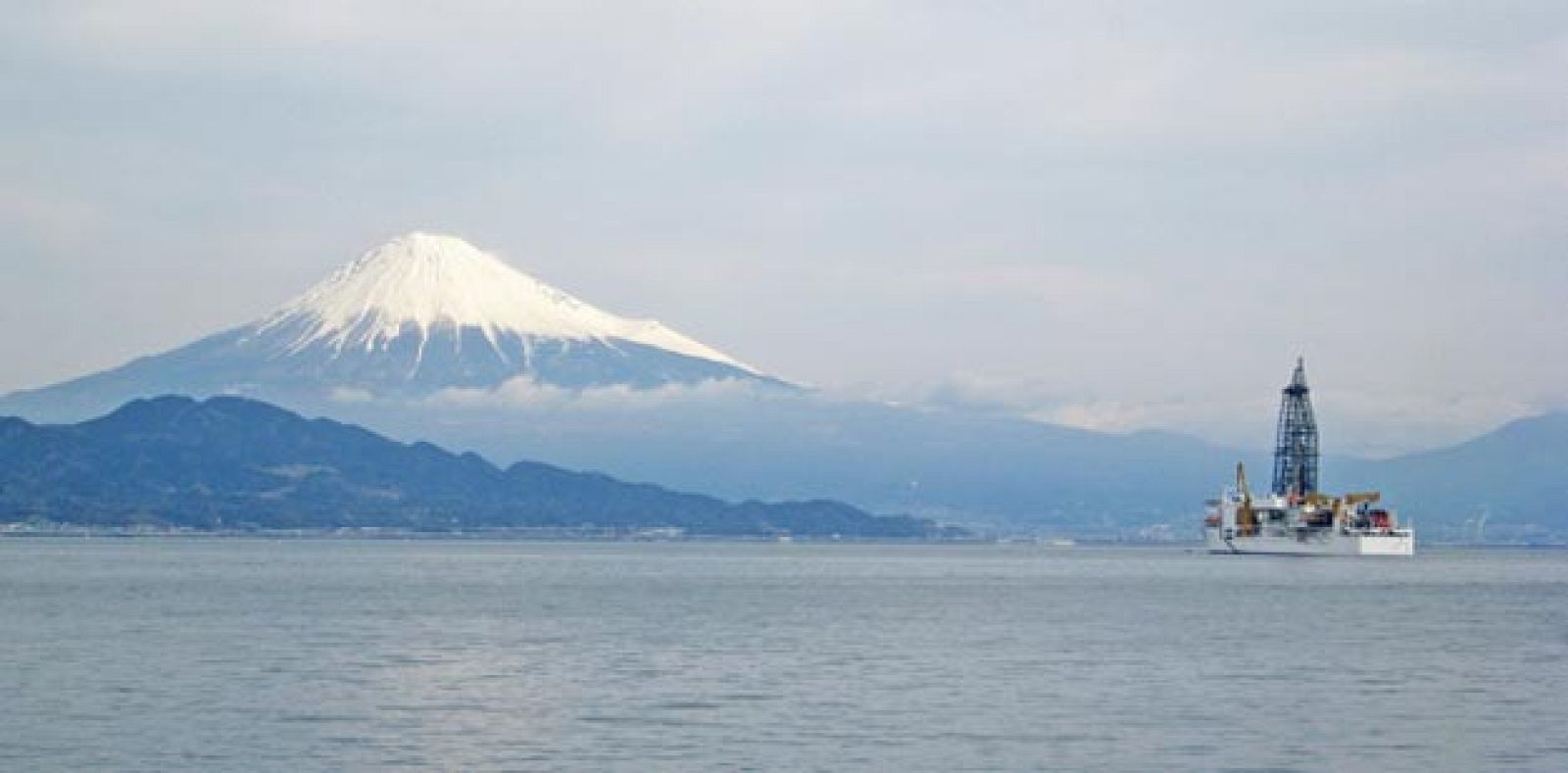 El barco japonés de perforación 'Chikyu', ante el monte Fuji, en uno de los proyectos del Programa Internacional para el Descubrimiento del Océano (IODP).