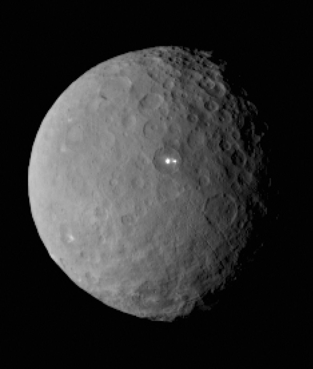 Imagen de Ceres tomada desde la sona espacial Dawn en la que pueden apreciarse misteriosos puntos brillantes