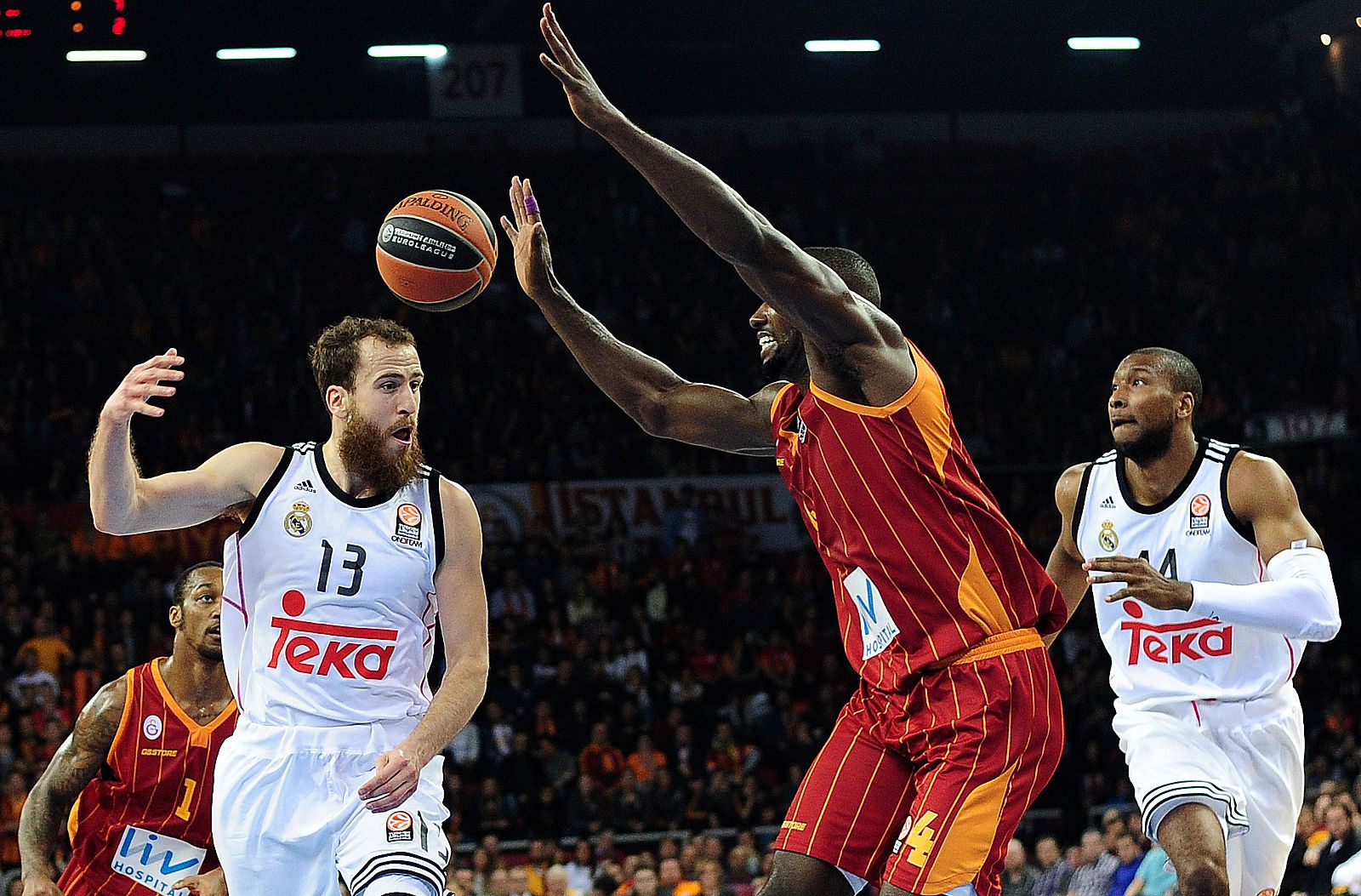 El base Sergio Rodríguez hace un pase de espaldas a Marcus Slaughter