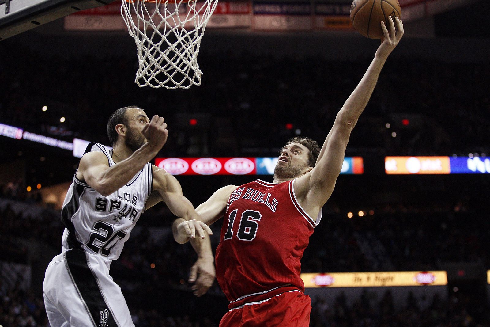 Pau Gasol lanza a canasta ante Manu Ginobili