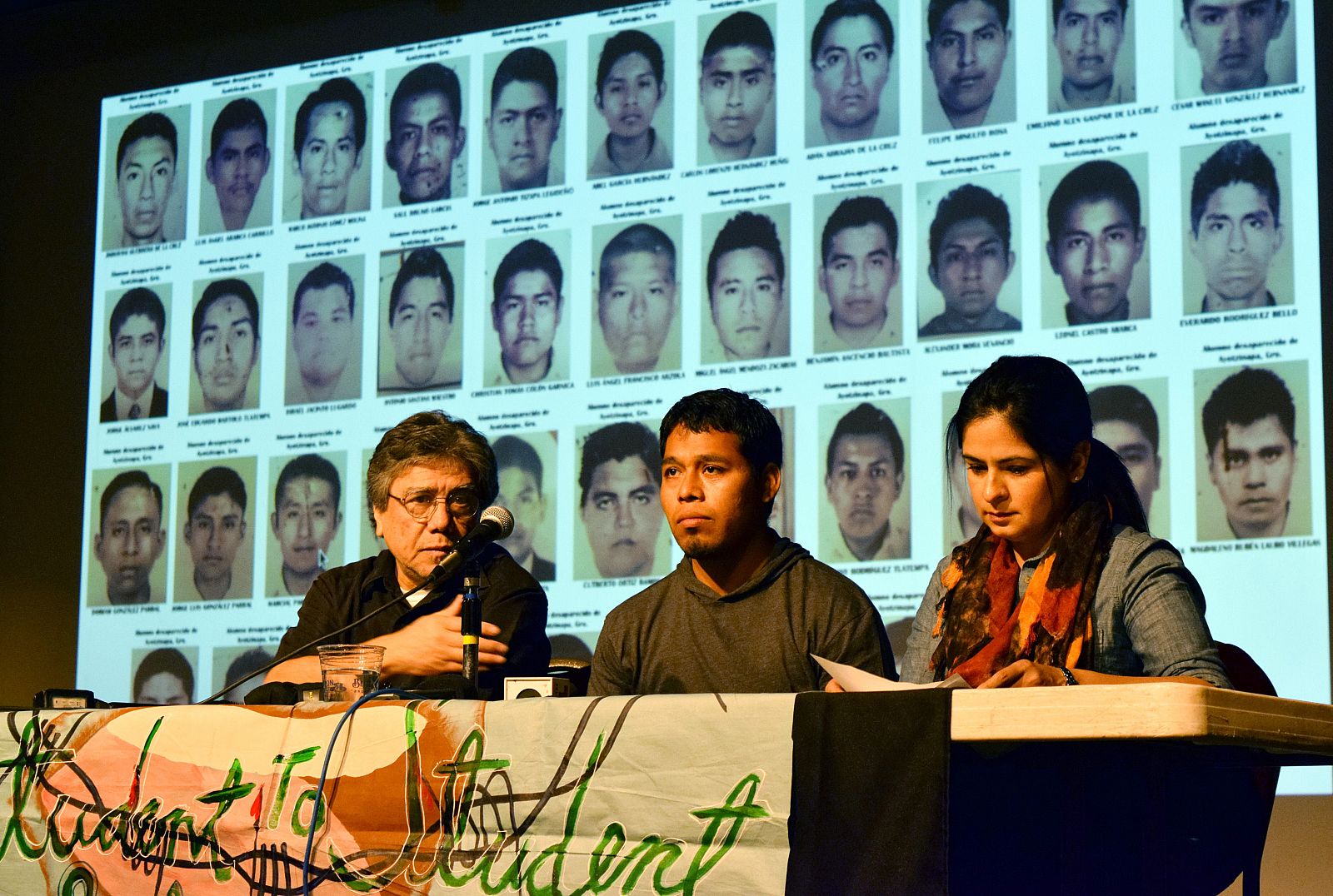 Familiares y compañeros de los 43 estudiantes desaparecidos inician en Estados Unidos, la gira 'Caravana 43' para lograr apoyo internacional e impulsar la causa.