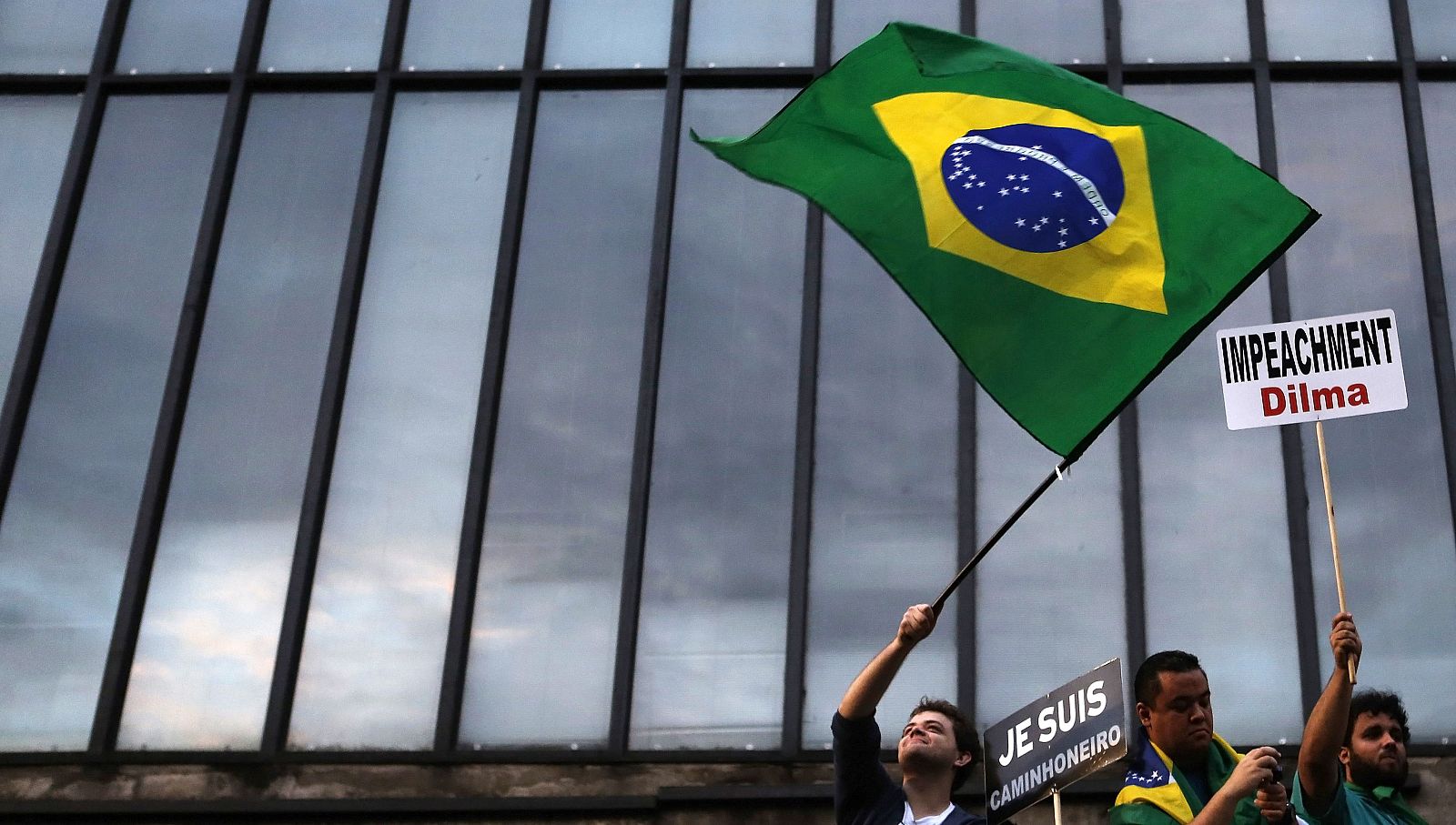 Manifestación de protesta contra la presidenta brasileña Dilma Rousseff en Sao Paulo tras el escándalo de Petrobras
