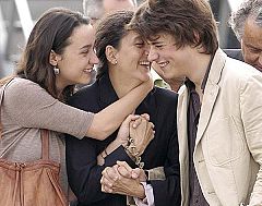 Betancourt vuelve a Francia tras un emocionante reencuentro con sus hijos