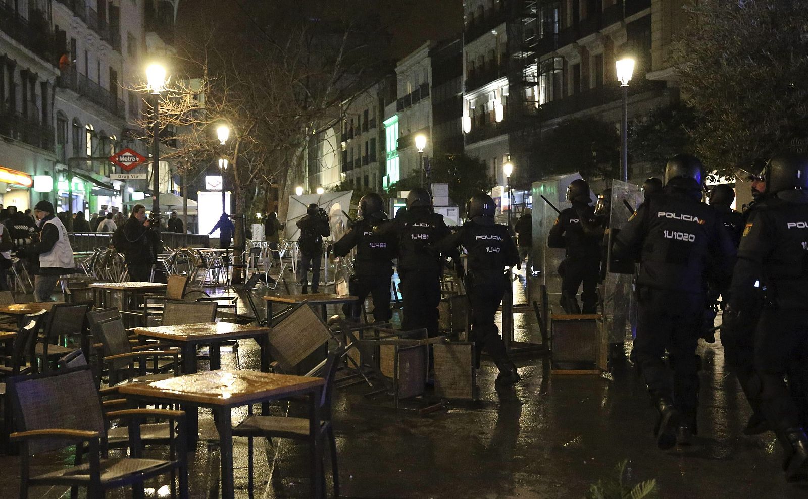 Alrededor de 200 personas de grupos radicales han destrozado mobiliario urbano en los alrededores de la calle Montera, en el centro de Madrid.