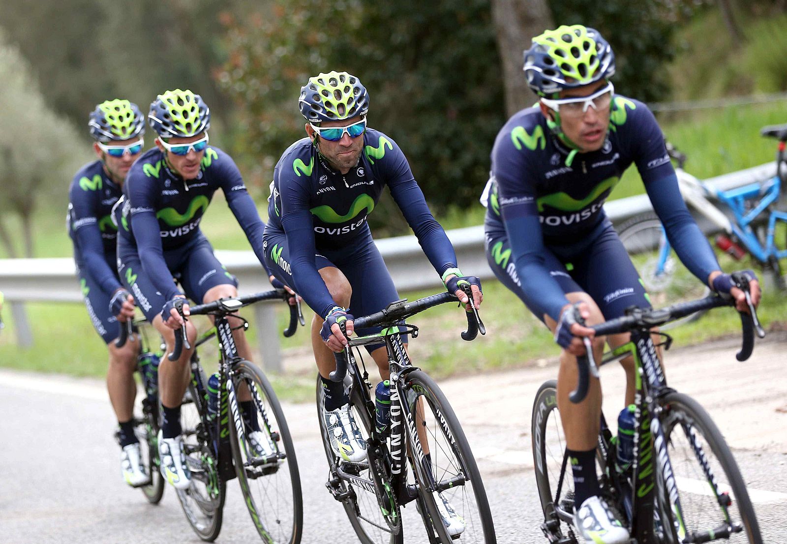 Alejandro Valverde, arropado por su equipo durante la primera etapa.